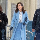 Dass Prinzessin Mary bei ihrem Besuch in Riga mit High Heels durch den Schnee stapfen muss, war bestimmt nicht geplant. Im hellblauen Mantel mit passendem Rock und winterlich weißer Bluse sieht sie dabei aber einfach großartig aus.