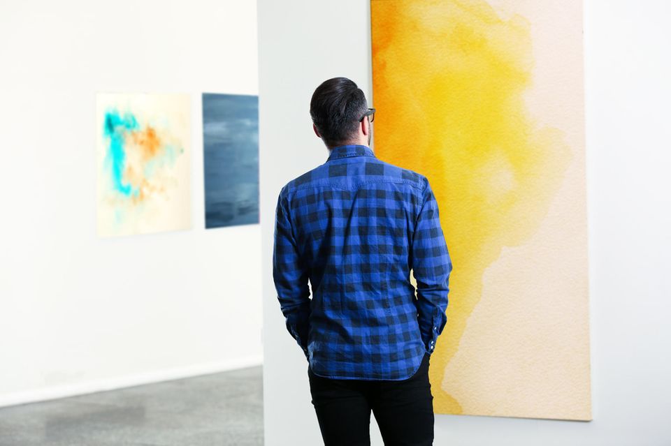 Mann in einer Kunstgalerie