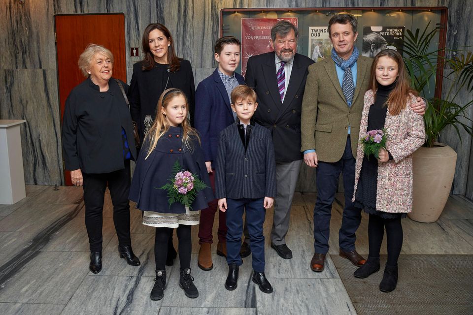 Prinzessin Mary besucht mit Prinz Frederik und den vier Kindern ein Weihnachtskonzert. Auch ihr Vater John Donaldson und ihre Stiefmutter Susan Moody sind dabei.