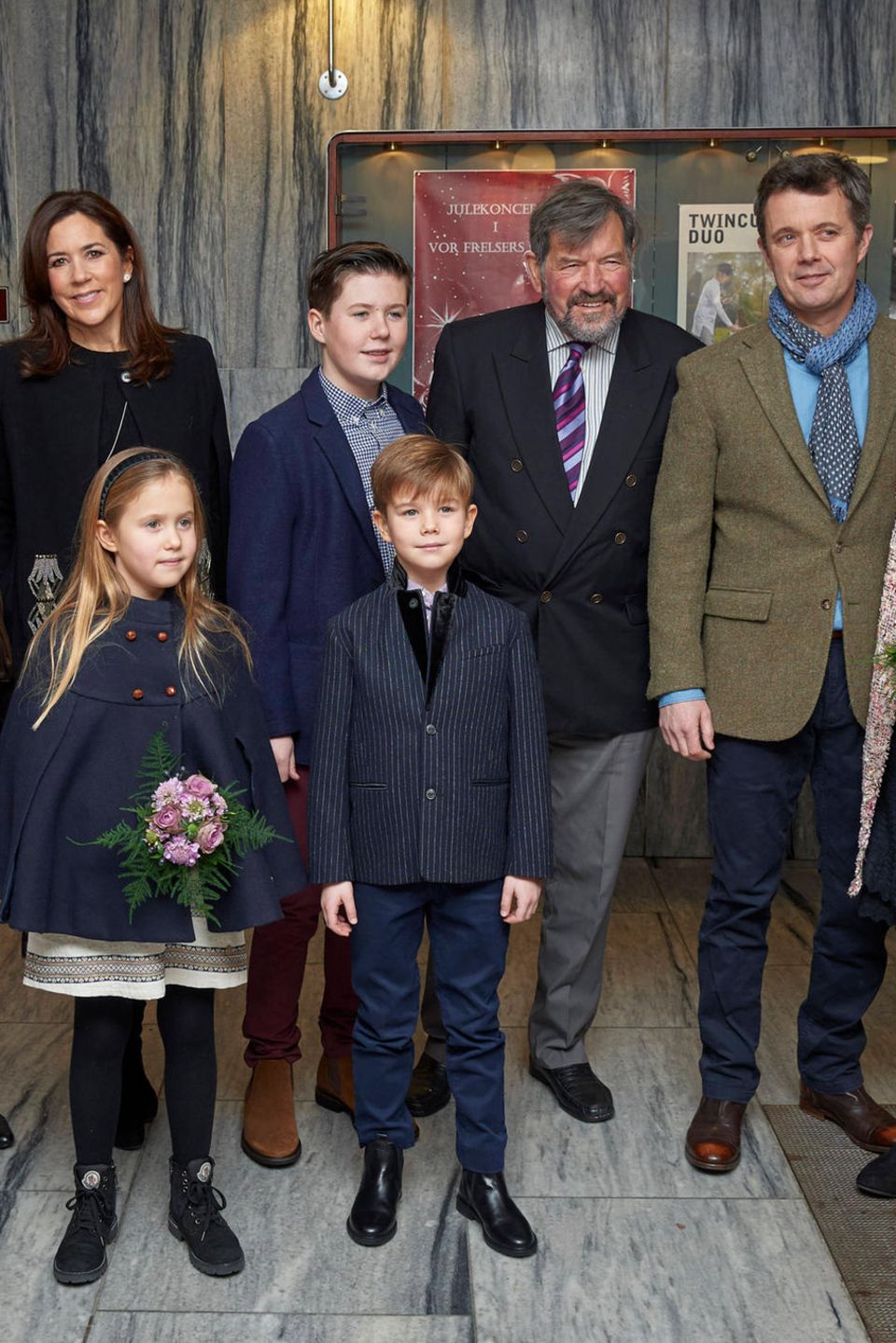 Prinzessin Mary besucht mit Prinz Frederik und den vier Kindern ein Weihnachtskonzert. Auch ihr Vater John Donaldson und ihre Stiefmutter Susan Moody sind dabei. Prinzessin Mary besucht mit Prinz Frederik und den vier Kindern ein Weihnachtskonzert. Auch ihr Vater John Donaldson und ihre Stiefmutter Susan Moody sind dabei.