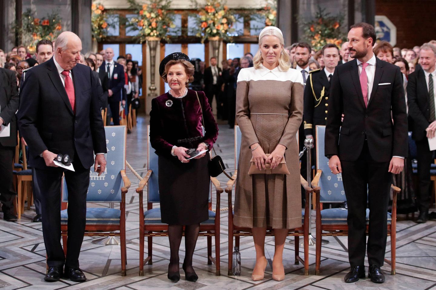 Die Königsfamilie nimmt Platz und eröffnet die Veranstaltung. Seit 1901 wird der wichtigste internationale Friedenspreis am Todestag von Alfred Nobel verliehen.