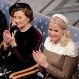 Königin Sonja und Prinzessin Mette-Marit applaudieren den Preisträgern.