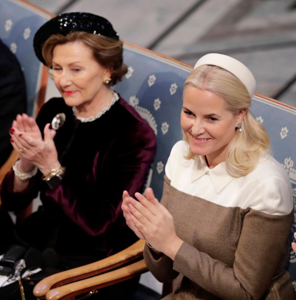 Königin Sonja und Prinzessin Mette-Marit applaudieren den Preisträgern. Königin Sonja und Prinzessin Mette-Marit applaudieren den Preisträgern.