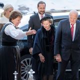Die norwegische Königsfamilie kommt zur Friedensnobelpreisverleihung am Osloer Rathaus an. Überraschend ist neben Königin Sonja, König Harald und Prinz Haakon auch die an chronischer Lungenfibrose erkrankte Kronprinzessin Mette-Marit dabei. 