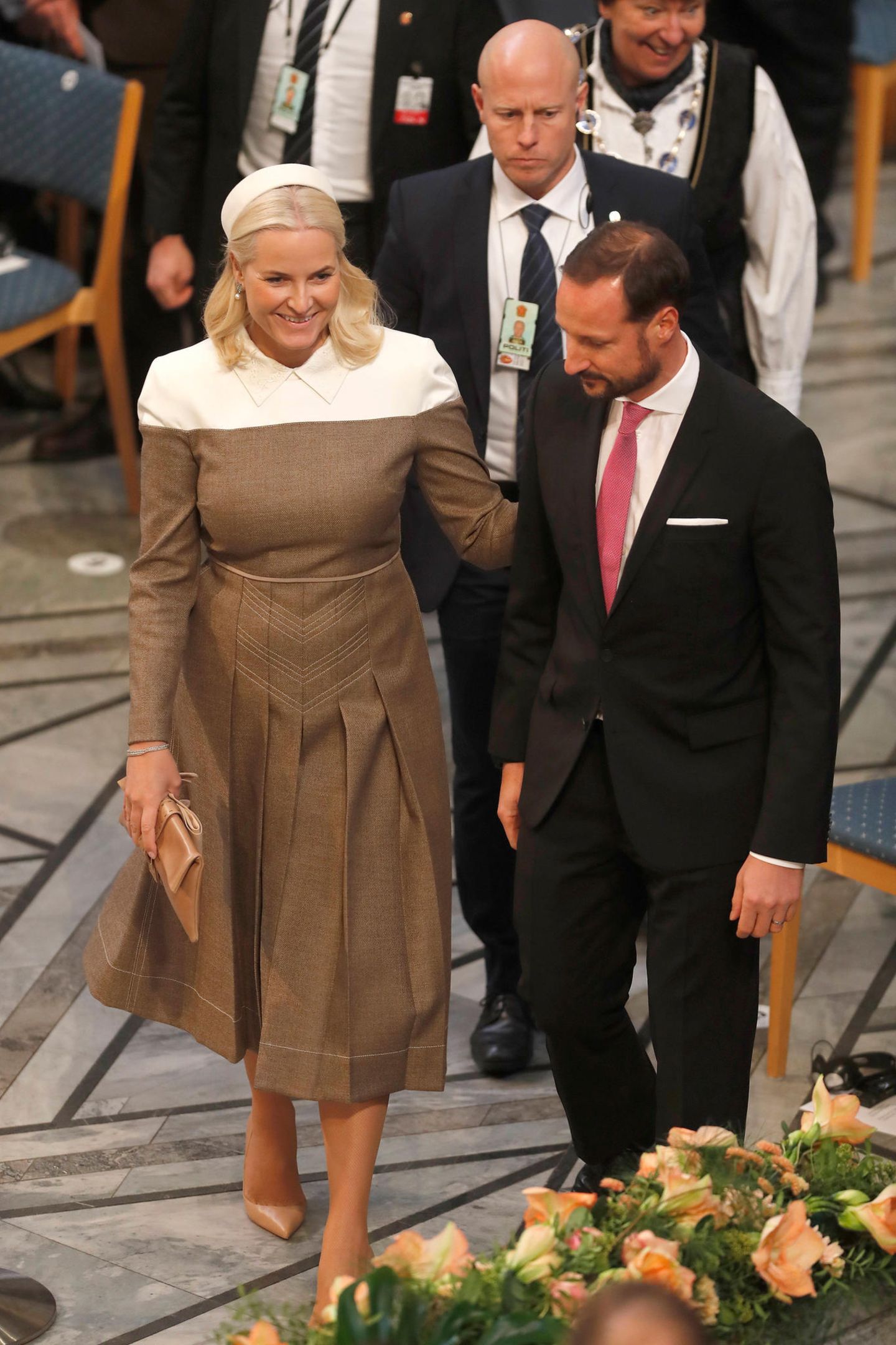 An der Seite ihres Mannes Prinz Haakon betritt eine strahlende Prinzessin Mette-Marit den Rathaussaal, in dem der Friedensnobelpreis verliehen wird.