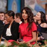 Amal Clooney weiß sich in Szene zu setzen: Bei der Verleihung des Friedensnobelpreises in Oslo sticht ihr schickes rotes Kostüm ins Auge. 