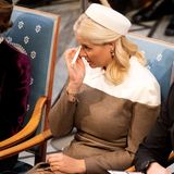 Mette-Marit ist bei der Friedensnobelpreisverleihung in Oslo zu Tränen gerührt. Mit einem Taschentuch wischt sich die Prinzessin die kullernden Tränen weg, die ihr während der Preisübergabe über die Wangen laufen.