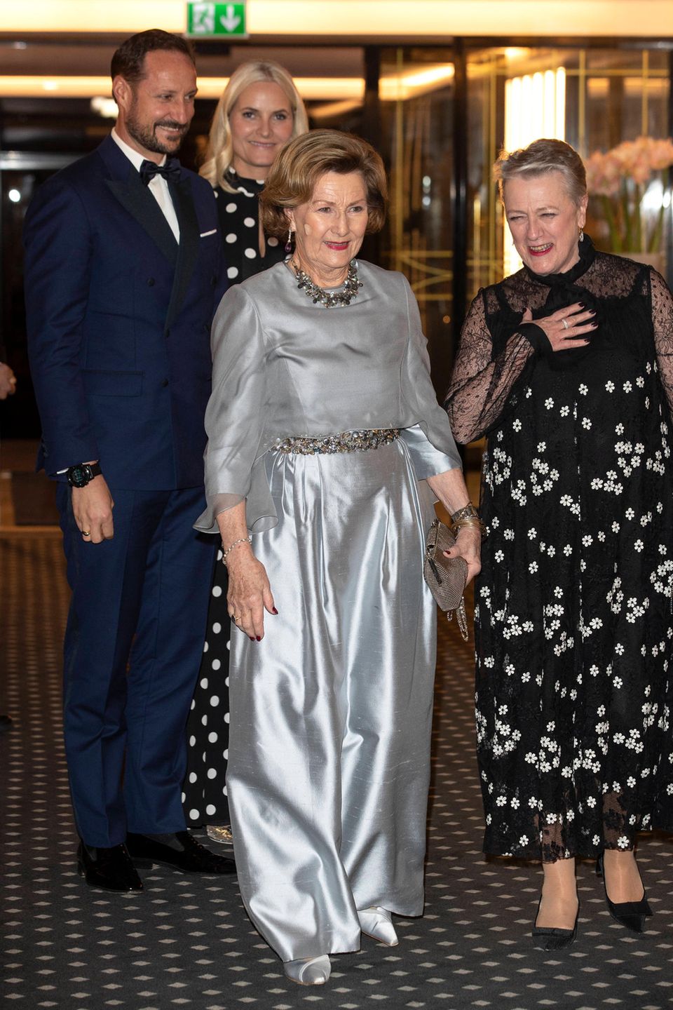 Königin Sonja glänzt von Kopf bis Fuß im silbernen Metallic-Look.