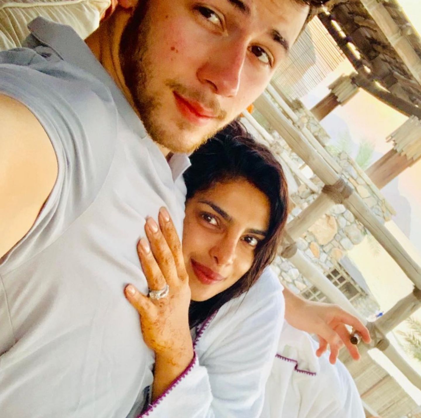 11. Dezember 2018  Derweil erholen sich Nick Jonas und seine frischangetraute Ehefrau Priyanka Chopra noch von den Nachwehen ihrer wilden Hochzeit. Etwas erschöpft, aber unglaublich glücklich, schaut das Paar in die Kamera. Ihren Ring setzt Chopra dabei gekonnt in Szene. 