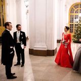 11. Dezember 2018  Ein schöner Moment: Prinzessin Sofia und Prinzessin Victoria stehen ihren Gatten gegenüber. Das Foto zeigt die zwei Paare am Abend eines Nobeldinners in Stockholm. Leider verrät das Königshaus auf Instagram nicht, worüber die Royals hier so herzlichen lachen. 