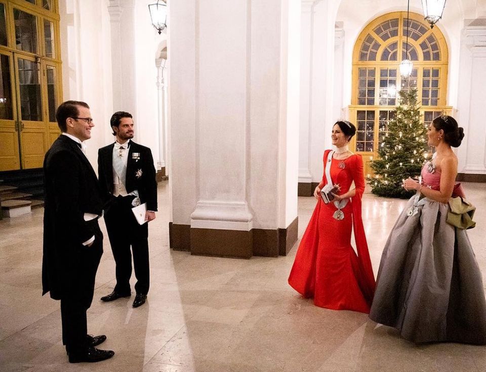 11. Dezember 2018 Ein schöner Moment: Prinzessin Sofia und Prinzessin Victoria stehen ihren Gatten gegenüber. Das Foto zeigt die zwei Paare am Abend eines Nobeldinners in Stockholm. Leider verrät das Königshaus auf Instagram nicht, worüber die Royals hier so herzlichen lachen. 11. Dezember 2018 Ein schöner Moment: Prinzessin Sofia und Prinzessin Victoria stehen ihren Gatten gegenüber. Das Foto zeigt die zwei Paare am Abend eines Nobeldinners in Stockholm. Leider verrät das Königshaus auf Instagram nicht, worüber die Royals hier so herzlichen lachen.