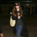 Am Flughafen in Marrakesch zeigt sich Dakota Johnson von einer weniger glamourösen Seite. In Jeans, Pullover und mit Sonnenbrille und einer Handtasche aus Bast, ist sie auf den ersten Blick nicht wieder zu erkennen. 