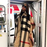 Reisen mit Stil: Supermodel Naomi Campbell fliegt sicherlich nicht Holzklasse und auch ihr Outfit selbstverständlich kein günstiger Wohlfühl-Look vom Discounter. Allein ihr Cape von Burberry kostet rund 1.600 Euro. 