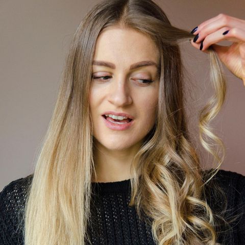 Eine Seite ihrer Haare hat Tabea mit dem 30mm-Lockenaufsatz des Airwraps von Dyson gestylt, die anderen einfach nur gekämmt. Der Unterschied ist enorm, das Ergebnis lässt sich sehen.