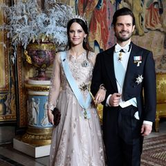 Beim Königsdinner zu Ehren der Nobelpreisträger im Schloss zeigt sich Prinzessin Sofia in einer blassrosa Traumrobe mit Blütenstickereien. Ihr dunkelbraunes Haar trägt sie halb hochgesteckt. 