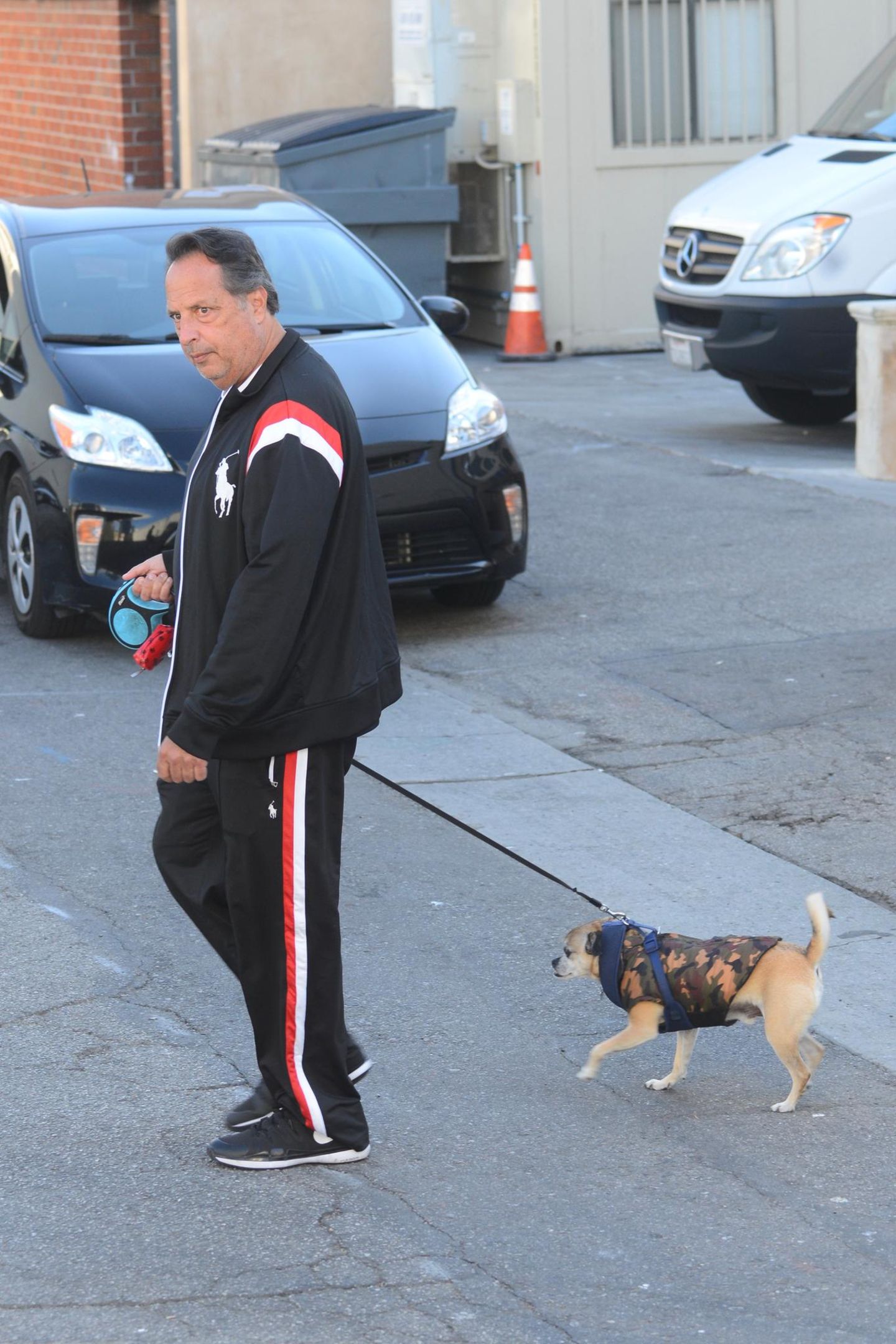 12. Dezember 2018  Jon Lovitz ("Kindsköpfe 2") führt seinen Hund in Beverly Hills spazieren. So richtig viel Spaß scheint es dem Comedian nicht zu bereiten.