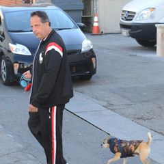 12. Dezember 2018  Jon Lovitz ("Kindsköpfe 2") führt seinen Hund in Beverly Hills spazieren. So richtig viel Spaß scheint es dem Comedian nicht zu bereiten.