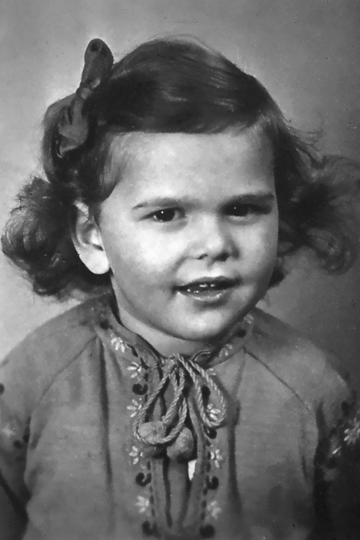 1945  Dieses Foto zeigt die damals zweijährige Königin Silvia. Zu dieser Zeit war sie allerdings noch eine Bürgerliche. Silvia Renate Sommerlath wurde am 23. Dezember 1943 in der deutschen Stadt Heidelberg geboren. Ob sie damals schon ahnte, dass Großes auf sie wartet? 
