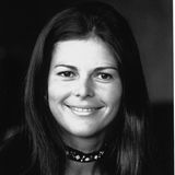 1972  In diesem Jahr lernt die damals 29-jährige Silvia die Liebe ihres Lebens kennen. Während ihres schicksalhaften Job als Chef-Hostess, zieht sie bei den Olympischen Spielen in München die Aufmerksamkeit von Carl Gustav von Schweden auf sich. 