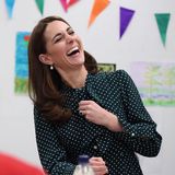 Bei einem Termin in einem Zentrum für Obdachlose in London hat Herzogin Catherine viel Spaß und lacht herzhaft. 