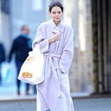 Mit weiter Jeans und gemütlichen Winterboots von UGG schlendert Katie Holmes über die Straße. Ihr heller Mantel scheint ein echtes Allround-Talent in Sachen Styling. 