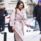 Beim Weihnachtsshopping trägt sie den Mantel in Kombination mit einer Jeans, schwarzen Ankle Boots und einem roten Pullover. Ein paar Tage zuvor trägt Katie Holmes ihren Lieblingsmantel in einer deutlich lässigeren Version ... 