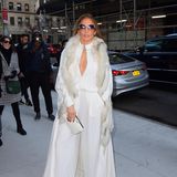 In einem schneeweißen Outfit erscheint JLo zu einer Veranstaltung in New York. Und obwohl die Sonne nicht scheint, trägt die Pop-Diva eine große Sonnenbrille. 