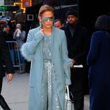 Das ist mal wieder eine modische Glanzleistung! Jennifer Lopez strahlt im glitzernden Overall mit den Fotografen um die Wette und beweist, dass Ton-in-Ton-Looks alles andere als Schnee von gestern sind.