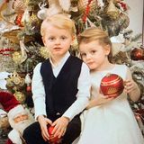 Jacques und Gabriella scheinen fleißig zu helfen: Mama Charlène postet auf ihrem Instagram-Account dieses Foto ihrer Zwillinge unter dem Weihnachtsbaum. Während Jacques zu seinem Festtagsoutfit coole Adidas-Sneaker trägt, entscheidet sich Gabriella für klassische Schläppchen. 