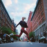 Karlie Kloss scheint nur so durch New Yorks Straßen zu fliegen. Zum Joggen schlüpft sie in die "Believe This"-Leggings von Adidas. Die Hose mit dem graphischen Camouflage-Print ist zum Jahresende 2018 DER Trend unter allen Fitnessgirls.