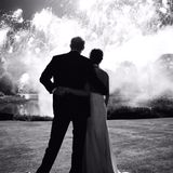 14. Dezember 2018  Ihre Liebe ist wie ein Feuerwerk! So zumindest sieht es auf dem Motiv der Weihnachtskarte aus, die Prinz Harry und Herzogin Meghan ihren Freunden und Verwandten in diesem Jahr schicken. Den romantischen Augenblick festgehalten hat der Fotograf Chris Allerton während der Hochzeitsfeier im Mai, und der Kensington Palast teilte das Bild nun auf Twitter.