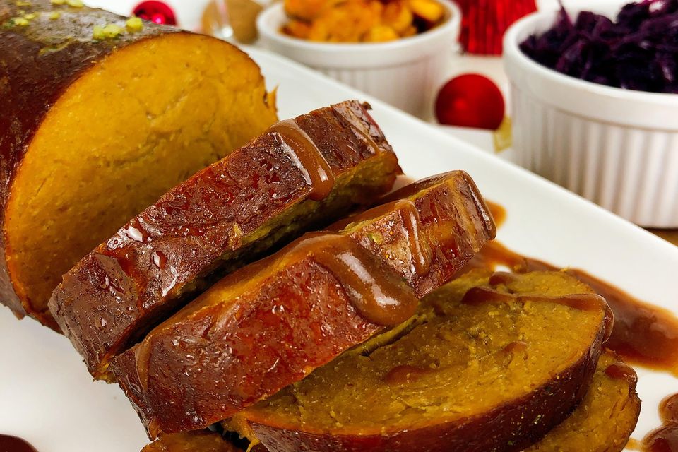 Drei Gänge samt Braten: Der vegane Braten besteht aus Seitan und hat eine rauchige Note. Zusammen mit einer Bratensauce und garniert mit Walnüssen ist er perfekt für Weihnachten geeignet. Der vegane Braten besteht aus Seitan und hat eine rauchige Note. Zusammen mit einer Bratensauce und garniert mit Walnüssen ist er perfekt für Weihnachten geeignet.