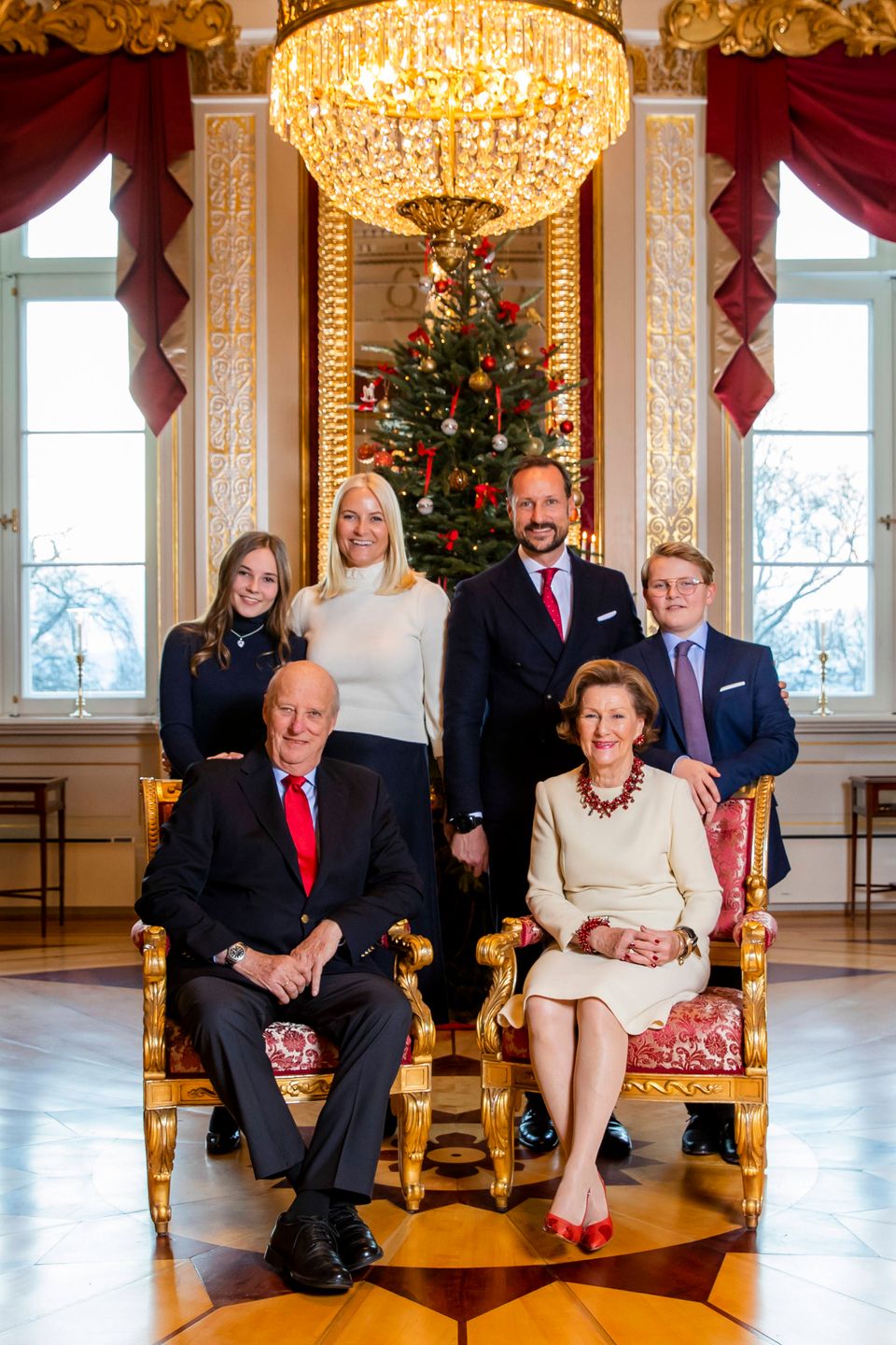 14. Dezember 2018  Kronprinzessin Mette-Marit und Kronprinz Haakon posieren mit Prinzessin Ingrid Alexandra, Prinz Sverre Magnus sowie König Harald und Königin Sonja für den Fotografen.