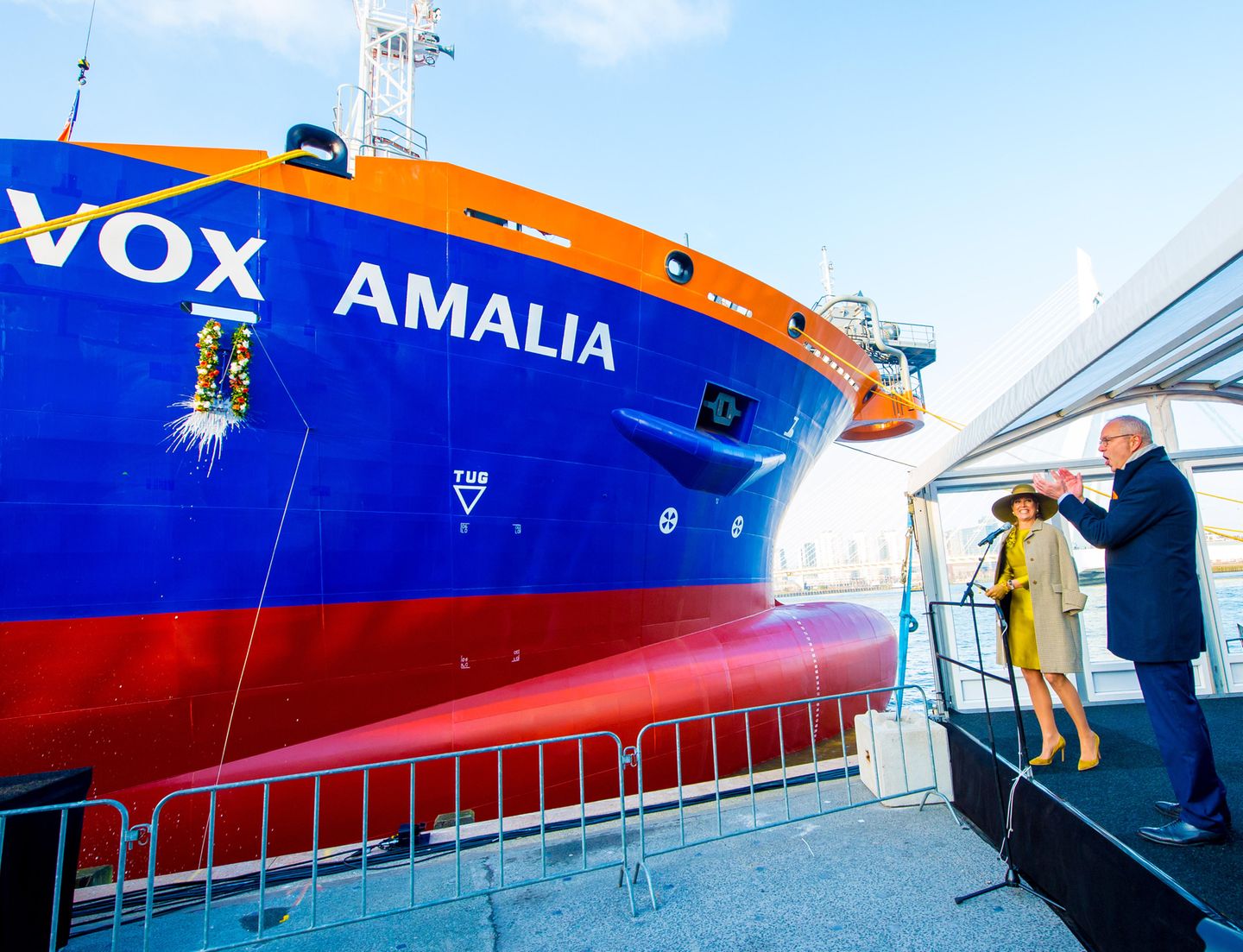 Und das ist der Grund für Máximas Strahlen, sie tauft nämlich im Hafen von Rotterdamm ein großes Baggerschiff auf den Namen "Vox Amalia", dem ihrer ältesten Tochter Prinzessin Amalia.