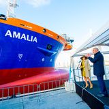 Und das ist der Grund für Máximas Strahlen, sie tauft nämlich im Hafen von Rotterdamm ein großes Baggerschiff auf den Namen "Vox Amalia", dem ihrer ältesten Tochter Prinzessin Amalia.