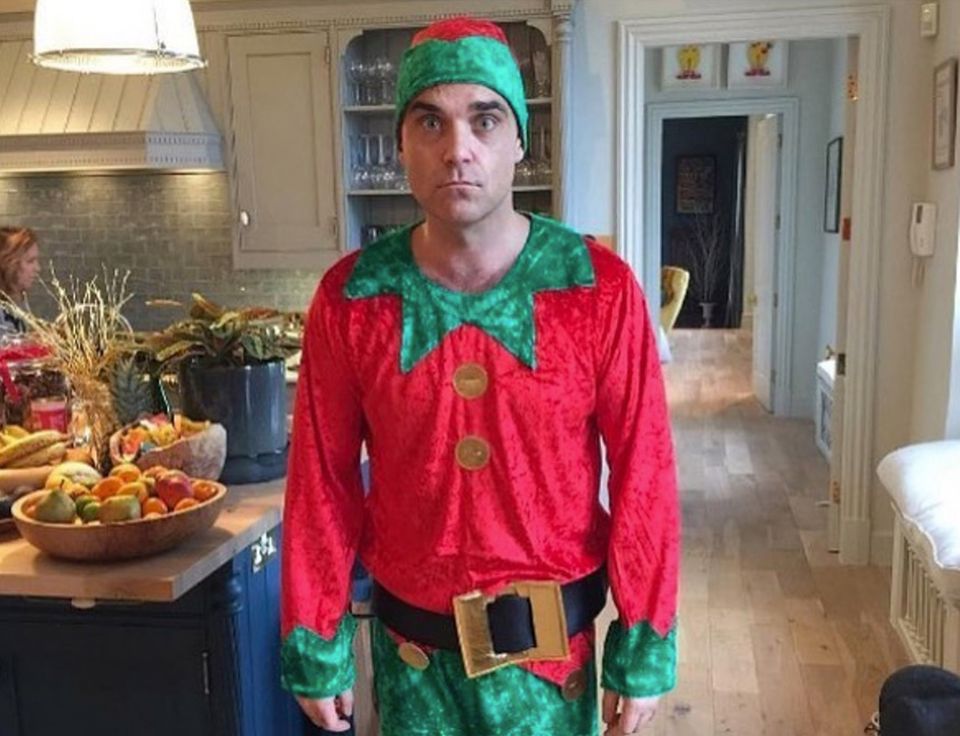 Gestatten, Robbie der Weihnachtself! So richtig glücklich scheint Mr. Williams in seinem Elfen-Kostüm aber nicht zu sein. Aber vielleicht kommt die Festtagsstimmung erst noch. Gestatten, Robbie der Weihnachtself! So richtig glücklich scheint Mr. Williams in seinem Elfen-Kostüm aber nicht zu sein. Aber vielleicht kommt die Festtagsstimmung erst noch.