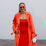 Hier knallt's aber ganz schön! Jennifer Lopez hat sich für einen Talkshow-Besuch eine Outfit-Kombi ganz in leuchtendem Orange ausgesucht. Mit seidigem Trenchcoat, sexy Bustierkleid und den passend schrillen High Heels ist der Superstar garantiert nicht zu übersehen. 