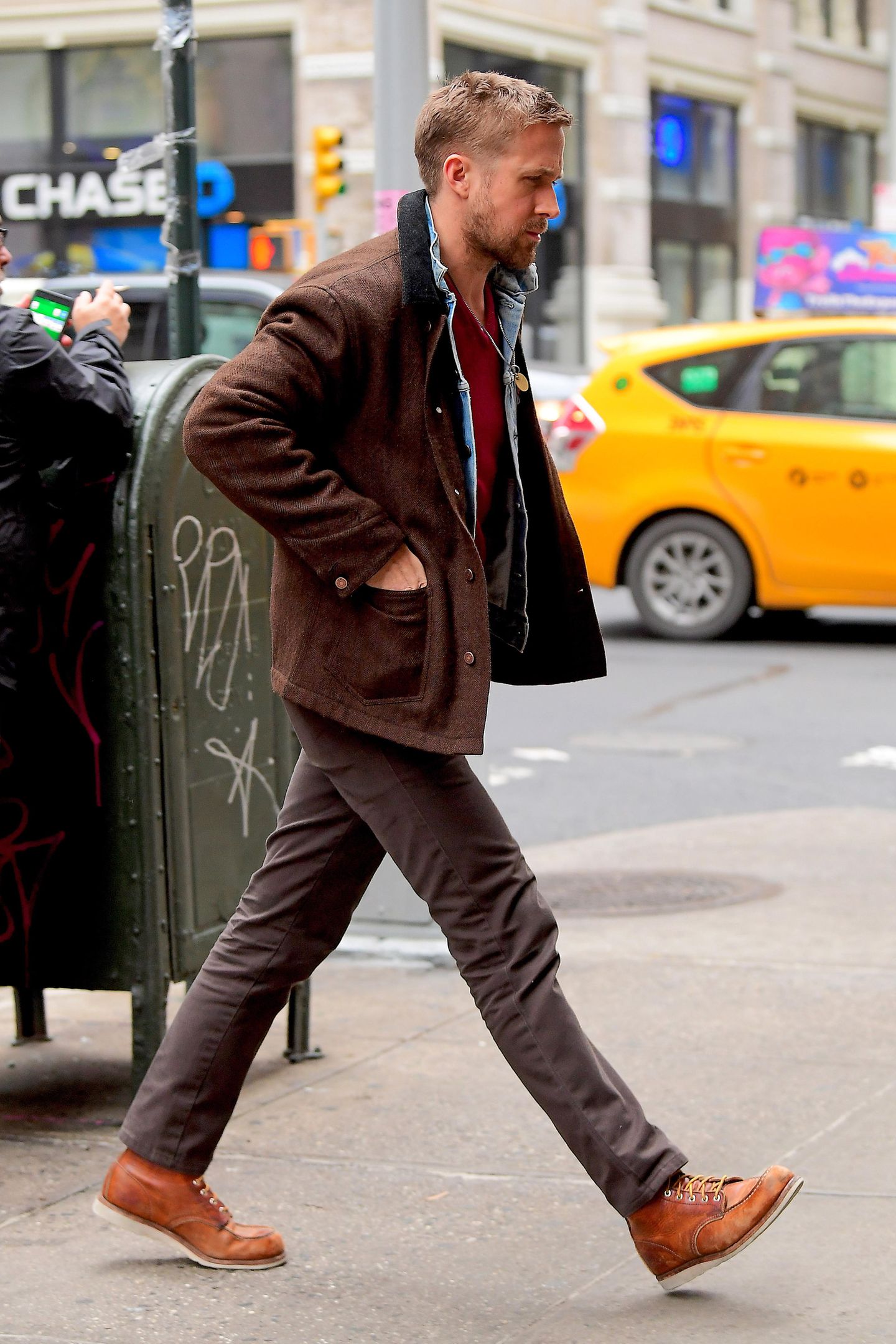 14. Dezember 2018  Kreisch! Ist das etwa Ryan Gosling? Allerdings, aber so schnell, wie er auf dem Weg zu einer Autogrammstunde in New York vor den Kameralinsen der Paparazzi aufgetaucht ist, ist der Schauspieler auch schon wieder verschwunden. Schade!