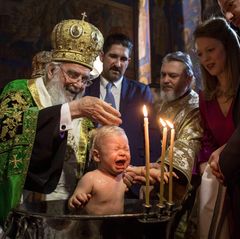 15. Dezember 2018  Besonderen Gefallen scheint der süße Prinz aber nicht an seinem Bad im vermutlich kühlen Taufbecken gefunden zu haben. Patriarch Irinej muss selbst über den royalen Schreihals schmunzeln.