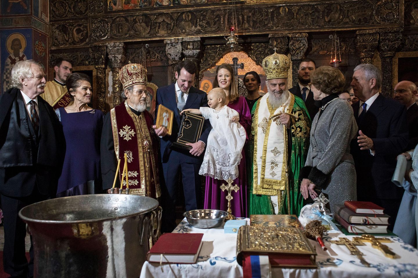 Stefans gute Laune ist sofort wieder zurück, als er nach der orthodoxen Zeremonie die Insignien in der Kapelle des Königlichen Palastes bestaunen darf.