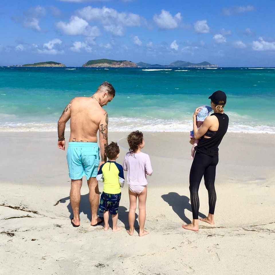16. Dezember 2018  Ayda Field freut sich über den Strandurlaub mit Ehemann Robbie Williams und den gemeinsamen Kindern. "Familienzeit" schreibt sie unter das Foto, auf dem die fünfköpfige Familie vor einer Traumkulisse posiert. Wo das Bild aufgenommen wurde, will Ayda aber nicht verraten.