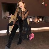 "I'm your Lady" schreibt Cathy Hummels zu diesem Posting auf Instagram und verlinkt ausschließlich ihren Mann, Mats Hummels, auf diesem Foto. Cathy zeigt sich in einem sexy Outfit: Ihr funkelndes Kleid gewährt dank transparentem Stoff tiefe Einblicke, dazu kombiniert sie Overknees aus Samt und verführerisch rote Lippen. 