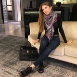 Dieser Look ist Luxus pur: Cathy Hummels zeigt auf diesem Outfit-Schnappschuss, wie viel Luxus sich in ihrem Kleiderschrank befindet. Zu einer dunklen Jeans kombiniert sie Sneaker und Schal von Louis Vuitton, sowie eine Handtasche von Hermès.