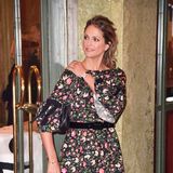 Bei einem Empfang für geladene Gäste anlässlich des 75. Geburtstags von Königin Silvia im Oscarsteatern in Stockholm bezaubert Prinzessin Madeleine in einem knielangen Blumenkleid mit Trompetenärmeln. Ohne Frage steht ihr dieses Erdem-Kleid ausgezeichnet, dennoch sind wir ein wenig enttäuscht. Im Hinblick auf das bevorstehende Weihnachtsfest haben wir uns im Vorfeld nämlich einen festlicheren Style erhofft. 