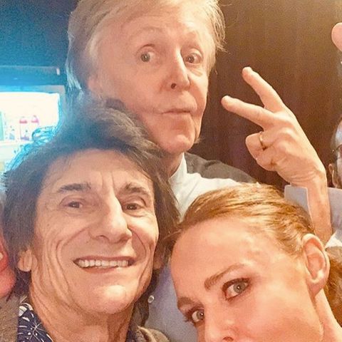 16. Dezember 2018   "Emma Thompson (links) ein Paar Beatles und ich ...", postet Stella McCartney (unten rechts) zu dem lustigen Gruppenselfie. Die Designerin feuert mit dem Post ihren Papa Paul McCartney vor einem Auftritt an.