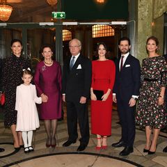 Die schwedische Königsfamilie hat zu einem Empfang für Gäste anlässlich Königin Silvias 75. Geburtstag ins Stockholmer Oscarsteatern geladen. Neben Königin Silvia und König Carl Gustaf sind auch das Kronprinzessinnenpaar Victoria und Daniel mit Töchterchen Estelle, Prinz Carl Philip mit Gattin Prinzessin Sofia sowie Prinzessin Madeleine und Chris O'Neill gekommen.