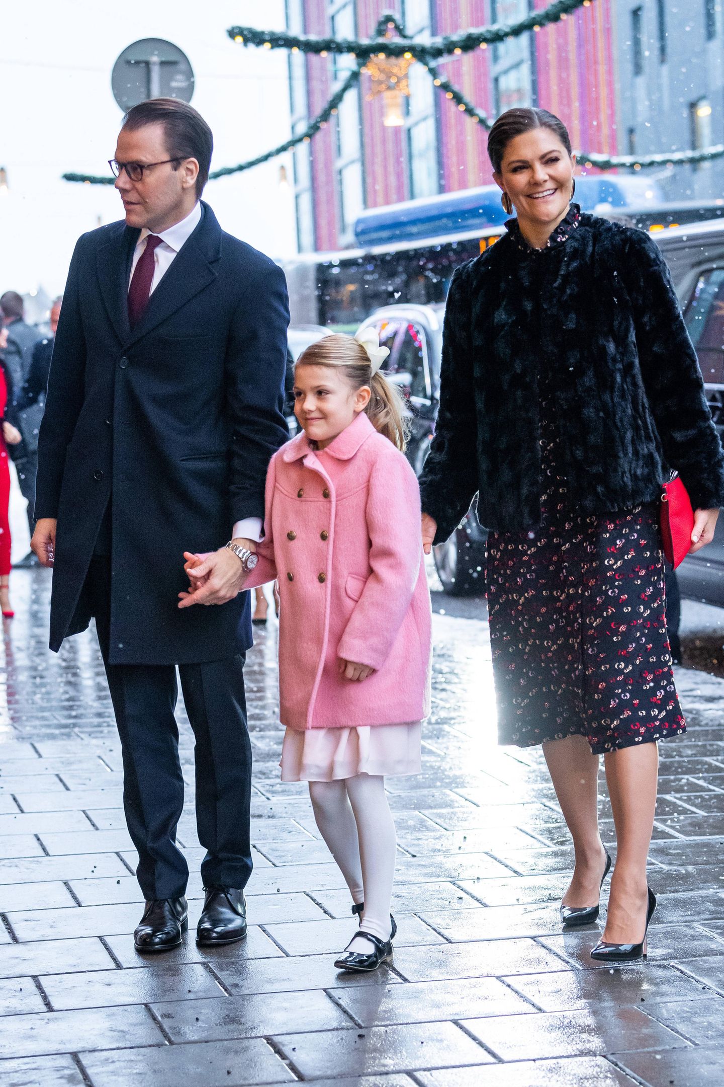 Prinzessin Victoria ist mit Prinz Daniel und Prinzessin Estelle auf dem Weg zum Geburtstagsempfang ihrer Mutter Königin Silvia.