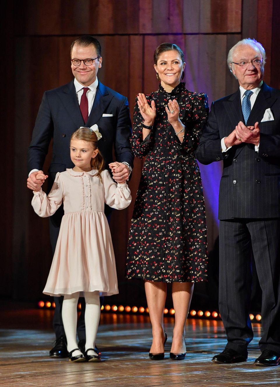 Auf der Bühne fühlt sich Estelle am sichersten an Papa Daniels Hand. Auf der Bühne fühlt sich Estelle am sichersten an Papa Daniels Hand.