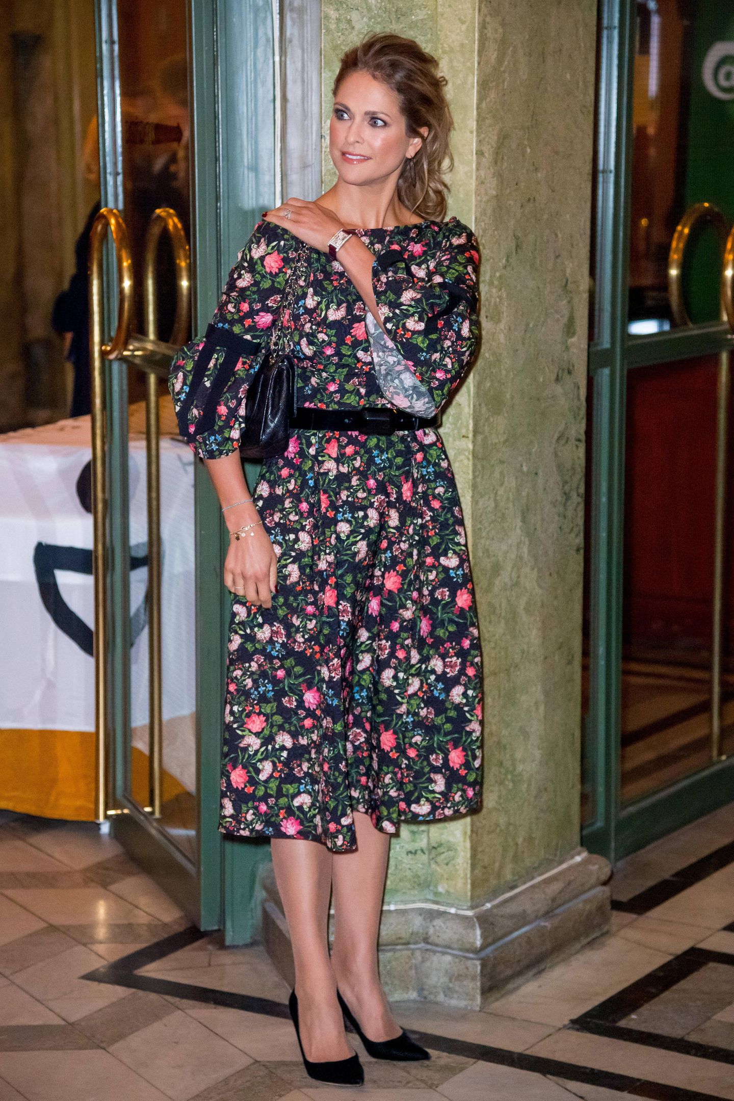 Bei einem Empfang für geladene Gäste anlässlich des 75. Geburtstags von Königin Silvia im Oscarsteatern in Stockholm bezaubert Prinzessin Madeleine in einem knielangen Blumenkleid mit Trompetenärmeln. Ohne Frage steht ihr dieses Erdem-Kleid ausgezeichnet. Sie ist allerdings nicht die einzige Prinzessin, die dieses Kleid ihr Eigen nennt ... 
