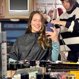 Ana Ivanovic arbeitet aktuell an einem geheimen Projekt: Auf Instagram veröffentlicht die Tennisspielerin einen Schnappschuss aus der Maske, in der sie für ein Fotoshooting zurecht gemacht wird. Während Ana fröhlich in ihre Handykamera strahlt, scheint ihre Stylistin mit den Haaren der Sportlerin alle Hände voll zu tun zu haben. 